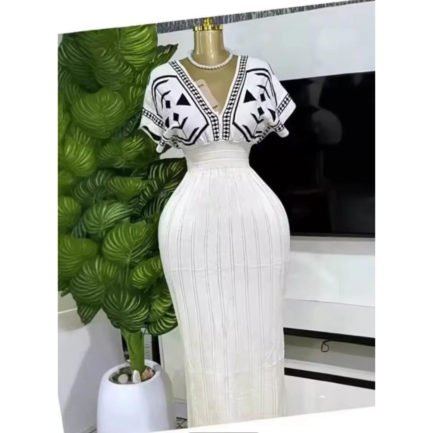 Knitted  V-neck Pattern Printed Dress - Image 7